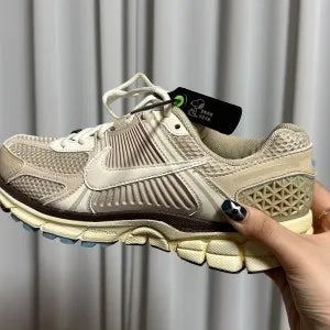 나이키 줌 보메로 5 오트밀 여성용 데일리 러닝화 FB8825-111 한정판