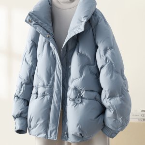 Ihimi[National Style Quilted Design Down Jacket] 겨울을 위한 스탠드 칼라와 네 개의 버튼 클로저가 있는 다용도하고 캐주얼한 반팔 다운 자켓.