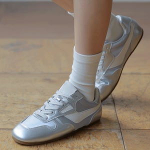 컬러플 에잇트리 스니커즈