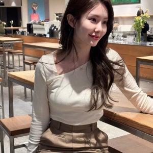 [바쉬] 아이보리 언발란스 넥 면혼방 슬림핏 긴팔 티셔츠 SITS5E012IV