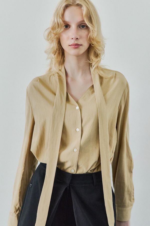 [아이에이치알] V-NECK TIE BLOUSE / BEIGE