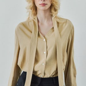 [아이에이치알] V-NECK TIE BLOUSE / BEIGE
