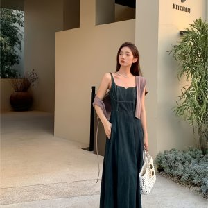 레트로 니치 디자인 탱크 드레스, 볼륨감 있는 밑단과 조절 가능한 스트랩이 있는 매력적인 긴 스커트.