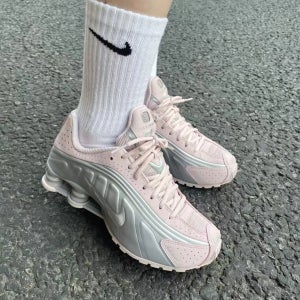 나이키 샥스 R4 베얼리 로즈 여성 운동화 스니커즈 실버 핑크 AR3565-600