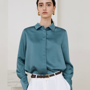 [일로제] 실키 셔츠 블라우스 (블루) 블라우스