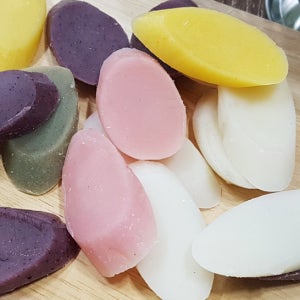 천연 재료로 색을 낸 오색떡국떡 500g 2팩