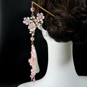 봄비에 흩날리는 벚꽃 잎  -  비녀 책갈피, 헤멜로스