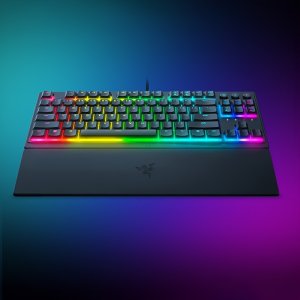 Razer Ornata V3 텐키리스 게이밍 키보드: 로우 키 - 메카 멤브레인 스위치 - UV 코팅된 키캡 - 백라이트 미디어 키 - 8존 RGB 조명 - 방수 기능 - 자석