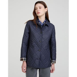 [닥스레이디스] 25SS 네이비 체크 배색 클래식 숏 퀼팅 점퍼 DLJU5AE13N3