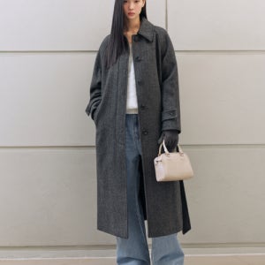 [무신사 스탠다드 우먼] 우먼즈 헤링본 발마칸 로브 코트 [다크 그레이] MWBCT704-DG