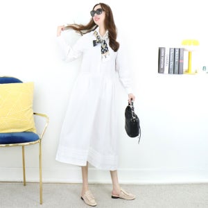 쉬즈 화이트 반오픈 히든 버튼 카라넥백 셔링 루즈핏 롱 원피스[단추 긴팔 면 박시 박스 로맨틱 여성스러운 봄 가을 고급 명품 원단 보세 데일리룩 여행룩 편한 브랜드 러블리 디자이너