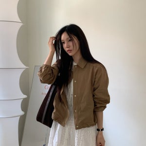 [헤지스 여성] 카멜 셔츠 카라 경량 숏 점퍼 HSJU5B304CM