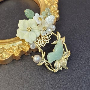 Handmade. 자개꽃세송이 &어벤츄리새브로치 아기자기한디자인, 홍궁주얼리