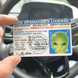 UFO PILOT LICENSE. 유머 카드, 롤플레잉 게임, 액세서리 및 신기한 아이템.