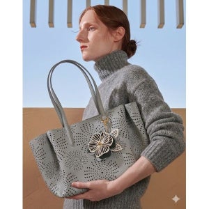 [닥스ACC]  여성 라이트블루 플라워 끌로에 펀칭 가죽 숄더백 DCBA3E572B1