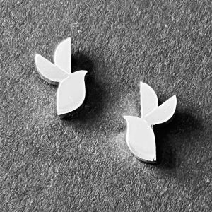 날개짓하는 새(bird)모습의 은귀걸이, SOO ( 手 )