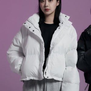 [어퍼스트로피 콤마] 바텀 라벨 포인트 글로시 숏 패딩 (화이트) padding