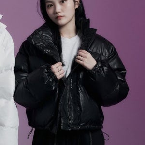 [어퍼스트로피 콤마] 바텀 라벨 포인트 글로시 숏 패딩 (블랙) padding