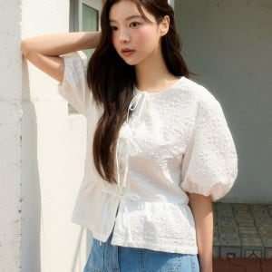 [올리브 데 올리브] 엠보 텍스처 리본 볼륨 소매 블라우스 OW5XB4020 5006965806