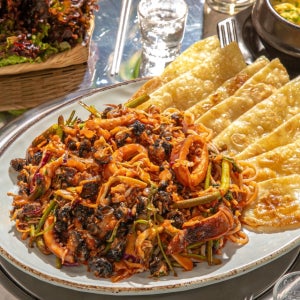 납작만두에 싸먹는 별미! 대구 명물 반고개무침회