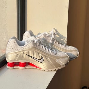 나이키 여성 샥스 R4 운동화 화이트 레드 AR3565-103