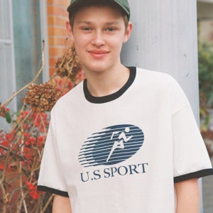 [곤니치와봉쥬르] 링거 스포르팅 티(화이트/네이비) CB25SRSTWN