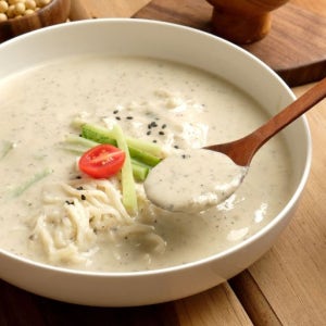 국산 백태와 서리태로 만든 고소한 콩물 콩국수