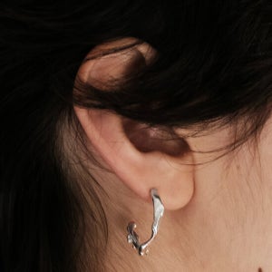 손소너 Flow Hoop Earrings