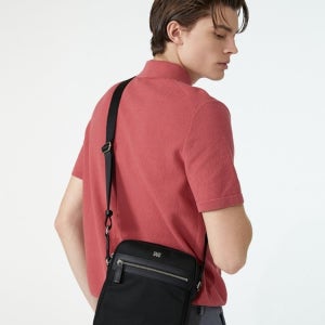 [닥스 액세서리 남성] [스테디셀러]블랙 로고장식 나일론 크로스백 WBBA4F771BK