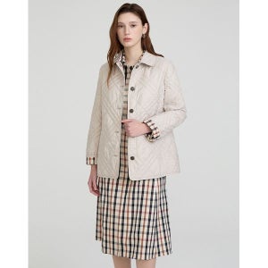 [닥스레이디스] 25SS 라이트베이지 체크 배색 클래식 숏 퀼팅 점퍼 DLJU5AE13I1