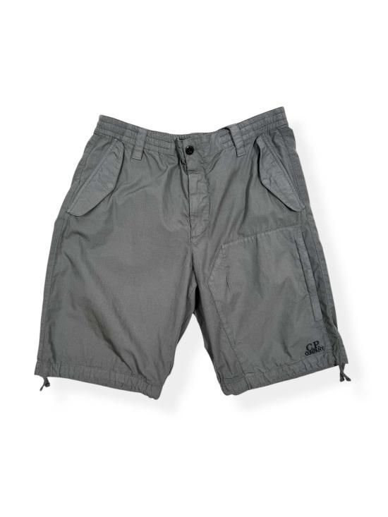 CP<b>컴퍼니</b> 씨피 <b>컴퍼니</b> 숏팬츠 CP Company 버뮤다 카고 반바지 스모크드 <b>페어</b>