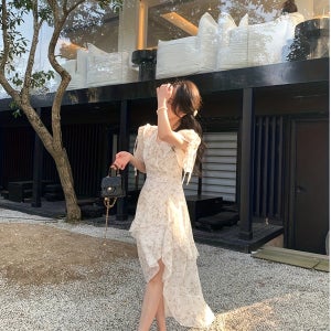 유니크한 디자인, 불규칙한 프릴 밑단과 긴 실루엣을 갖춘 프랑스 스타일의 고품질 꽃무늬 드레스입니다.