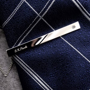 심플 이니셜 각인 베스트 넥타이핀, 메탈플레이스