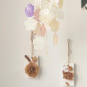 봄결 모빌 — 봄날의 산들바람과 꽃잎이 어우러지는 느낌, 힐링라탄