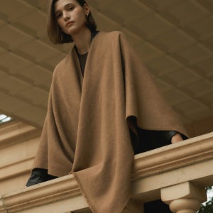 [아비나펠르] Royal Baby Alpaca Cape - Camel