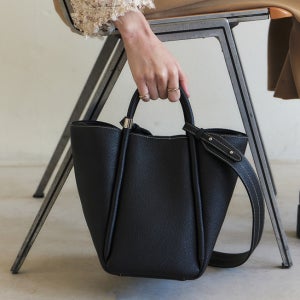 [헤지스 액세서리] [H-VARY] 에이치 베리 클래식 블랙 레더 토트겸 숄더백 M HIBA5F184BK