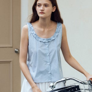 로에일 핀턱 프릴 슬리브리스 블라우스 - 스카이 블루