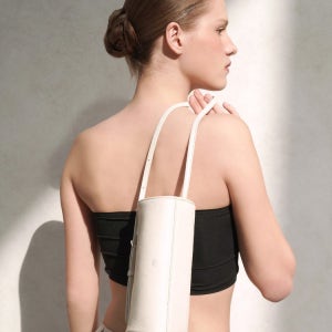 [아떼 바네사브루노 액세사리] [MADELEINE] 아이보리 램스킨 2-WAY 마들렌 숄더백 S AABA5F230IV