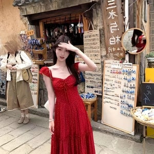 공주풍휴가원피스 여름 해변 휴가, A 라인 실루엣, 긴 길이, 폴리에스터 블렌드, 해변 드레스에 적합한 우아한 빨간 꽃무늬 맥시 드레스, 프릴 소매 및 사각 넥라인이 있습니다.