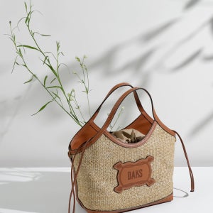 [닥스 액세서리] [DAKS SUMMER RAFFIA] 베이지 로고장식 라피아 토트백 DCBA5F141I2