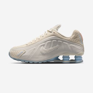 나이키 NIKE 우먼스 나이키 샥스 R4 SE OPP1 IH3572-110
