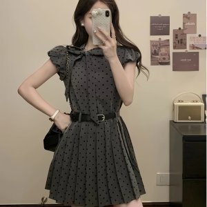 여름을 위한 세련된 플리츠 스타일과 허리선을 가진, 보우 디자인을 특징으로 하는 플러스 사이즈 스위트 폴카 도트 그레이 드레스.