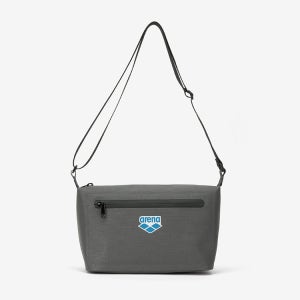 아레나 드래그 숄더백 그레이 [A4AC1AB21 (GRY) 수영가방]