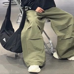아디다스 파라슈트 와이드 트랙 팬츠 올리브 JD5416
