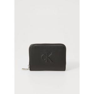 캘빈클라인 캘빈 클라인 진스 스컬프티드 미디엄 플랩 지퍼 아라운드 지갑 블랙 6282575 C1851F06Q Q11