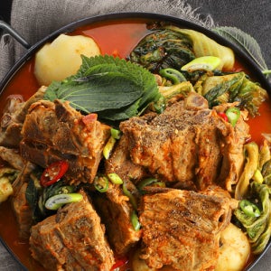 제대로 끓여낸 푸짐한 감자탕 2.5kg 2팩