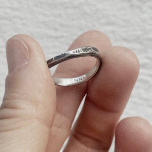 자연스런 핸드메이드 터치  러프 웨이브 링 , 모노플라타