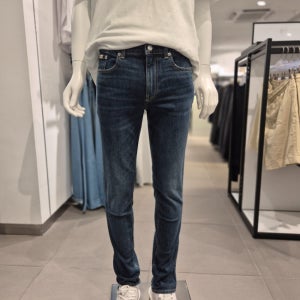Calvin Klein Jeans 남성 이탈리안 바디핏 다크 데님 팬츠 J327409 1BJ