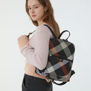 [닥스 액세서리 여성] [스테디셀러] 블랙 체크 가죽 백팩 WCBA4F682BK