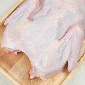 한약재까지 함께 담은 통 오리 백숙 세트 2.1kg